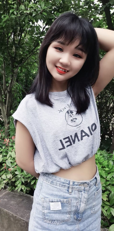 身材娇小的依依